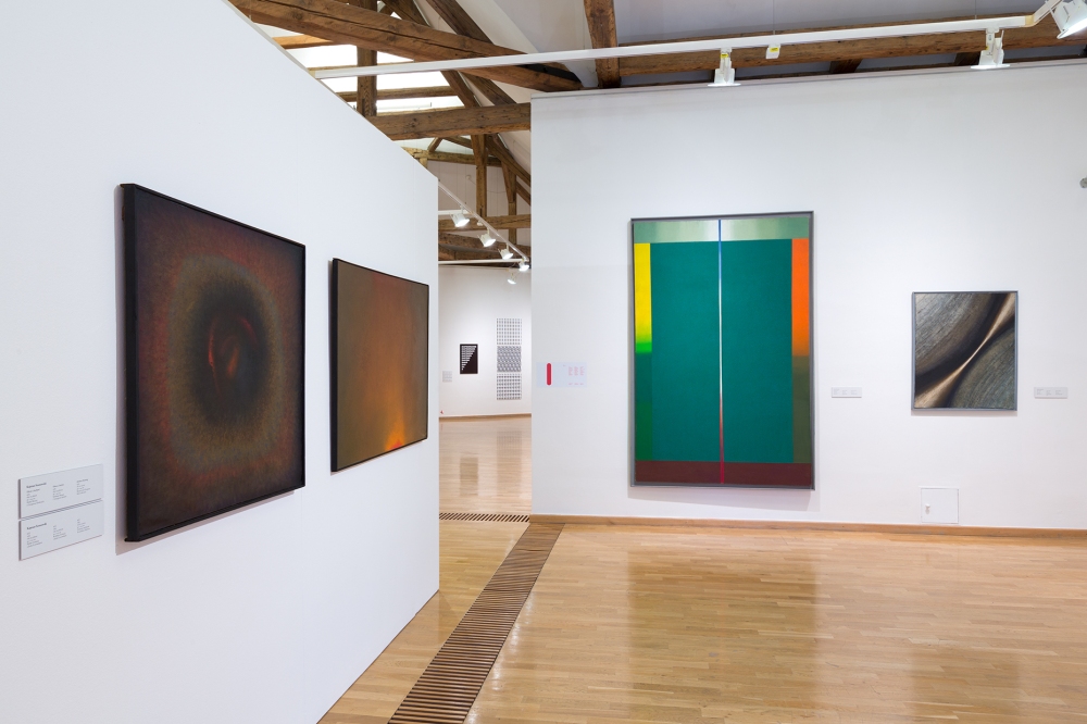 Przestrzeń centralna, na wprost dwa obrazy Stefana Gierowskiego (1965, 1974-1975), po lewej dwa obrazy Kajetana Sosnowskiego z 1965 roku, w głębi prace Stanisława Dróżdża (1967/2008, 1967/2009).