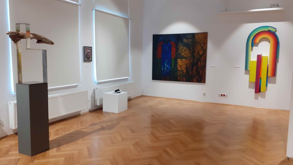 Od lewej P.Jach ( rzeźba), A. Daca (obraz),  R. Oramusa (obraz), J. Pamuły ( obraz-obiekt)