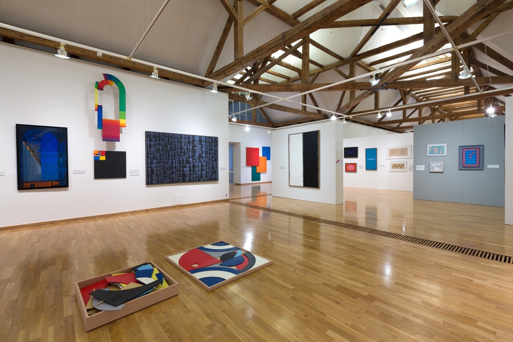 Przestrzeń centralna, od lewej obraz Romualda Oramusa (2007-2010), obiekt (1980) i dwa obrazy (1980, 1991) Jana Pamuły, dalej kompozycja Kajetana Sosnowskiego (1967-1973), pośrodku obraz Stefana Gierowskiego (1992), w głębi prace: Mieczysława Janikowskiego (1959, 1960, 1963), Wacława Szpakowskiego (1925, 1939-1943), Henryka Stażewskiego z lat 1958 – 1967.