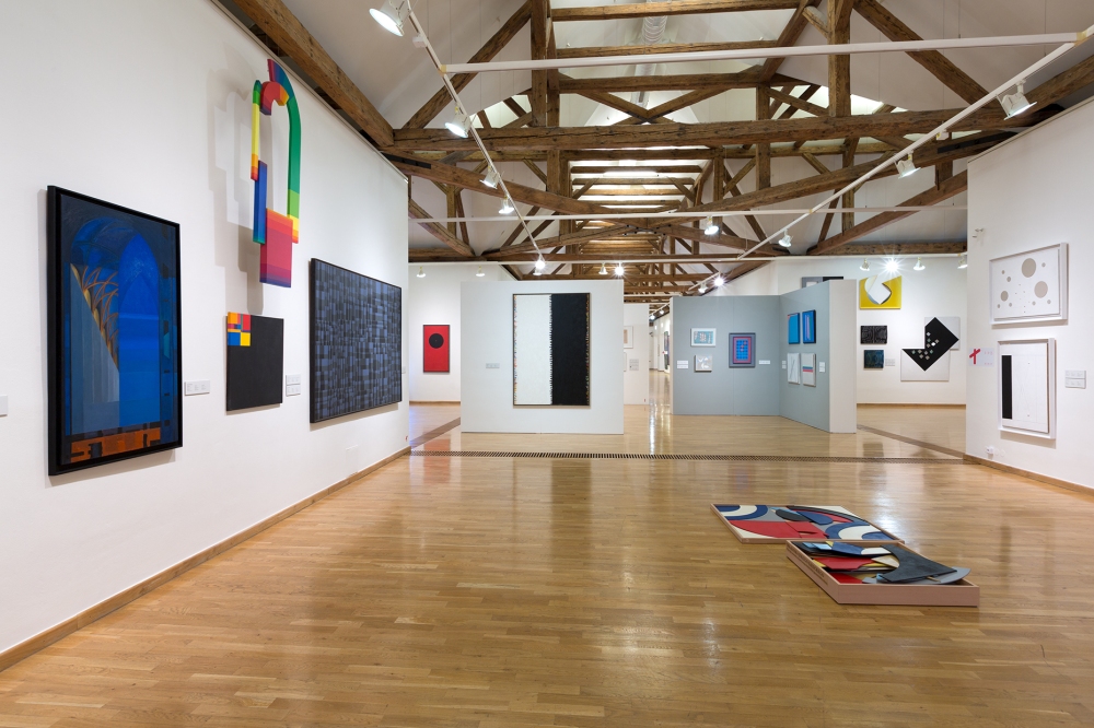 Przestrzeń centralna, od lewej obraz Romualda Oramusa (2007-2010) oraz obiekt (1980) i dwa obrazy Jana Pamuły (1980, 1991), w głębi obraz Mieczysława Janikowskiego (1965), pośrodku obraz Stefana Gierowskiego (1992) oraz siedem prac Henryka Stażewskiego z lat 1958 – 1986, od prawej dwa obrazy Koji Kamoji z 2015 roku, w głębi prace: Adama Marczyńskiego (ok. 1970), Jana Berdyszaka (1973-1974), Jana Ziemskiego (1965-1966, 1971-1972).