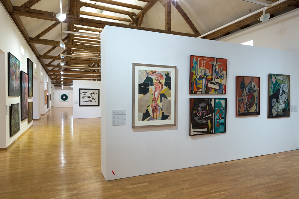 Widok od wejścia, na pierwszym planie prace Marii Jaremy, Jonasza Sterna i Bogusława Szwacza z lat 1948-1950 w perspektywie ekspozycji obrazy: Teresy Tyszkiewicz (1965) i Wojciecha Fangora (1966).