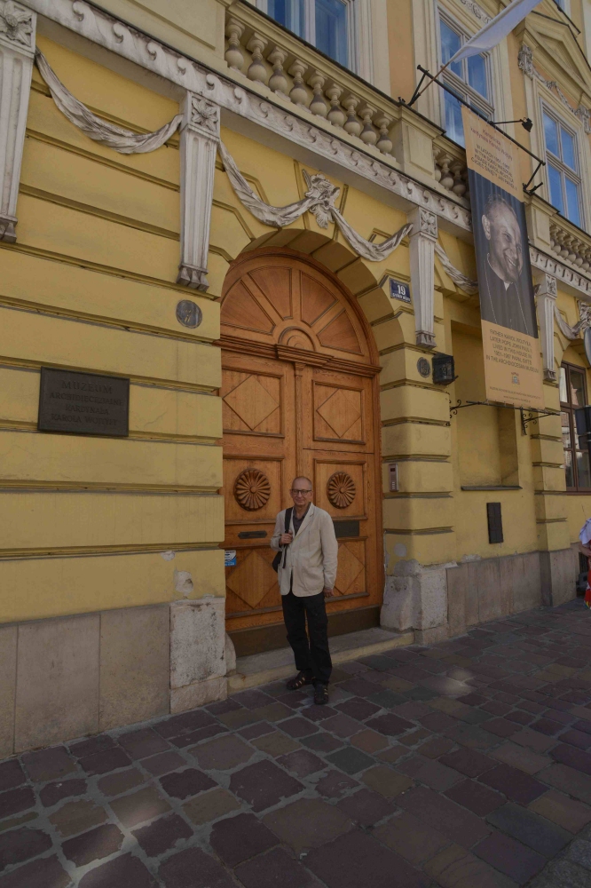 Przed Muzeum Archidiecezjalnym w Krakowie