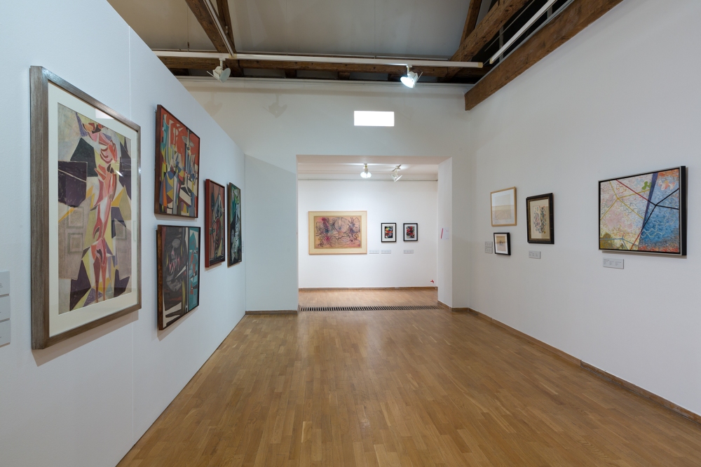 Przestrzeń przy wejściu, po prawej obraz i rysunki Władysława Strzemińskiego z lat 1943-1949, po lewej prace Marii Jaremy, Jonasza Sterna i Bogusława Szwacza z lat 1948-1950, w perspektywie na wprost prace na papierze: Jerzego Kujawskiego (1947) oraz Alfreda Lenicy (1948).