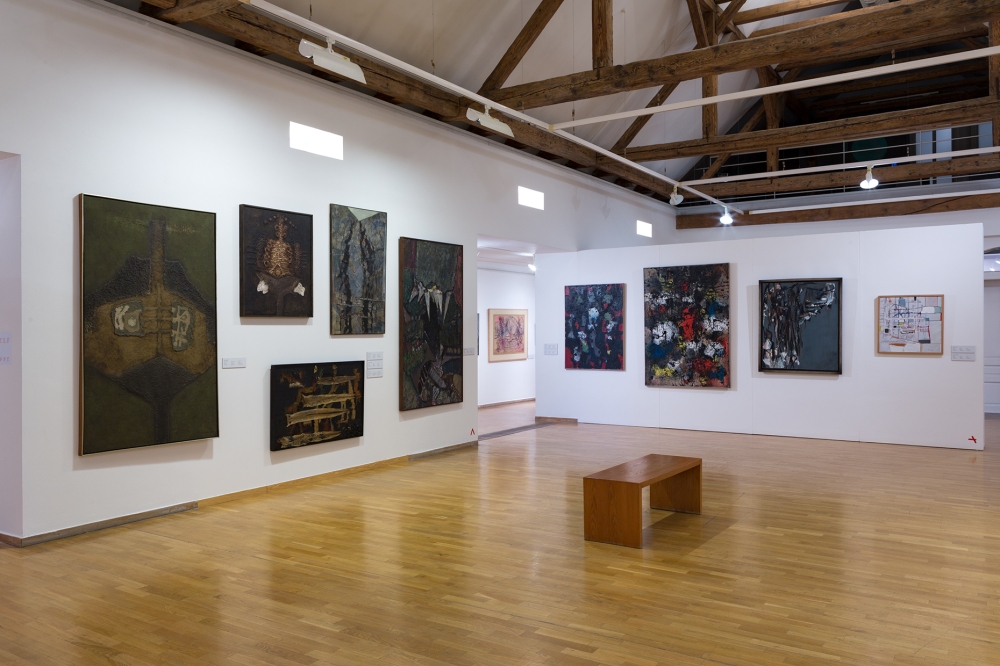 Sala środkowa, po lewej prace: Jana Lebensteina (1960, 1962), Jonasza Sterna (1965), Aleksandra Kobzdeja (1959, 1965), na wprost obrazy: Alfreda Lenicy (1957, 1958), Tadeusza Kantora (1957), Aleksandra Kobzdeja (1957), z tyłu obraz Jerzego Kujawskiego (1947).