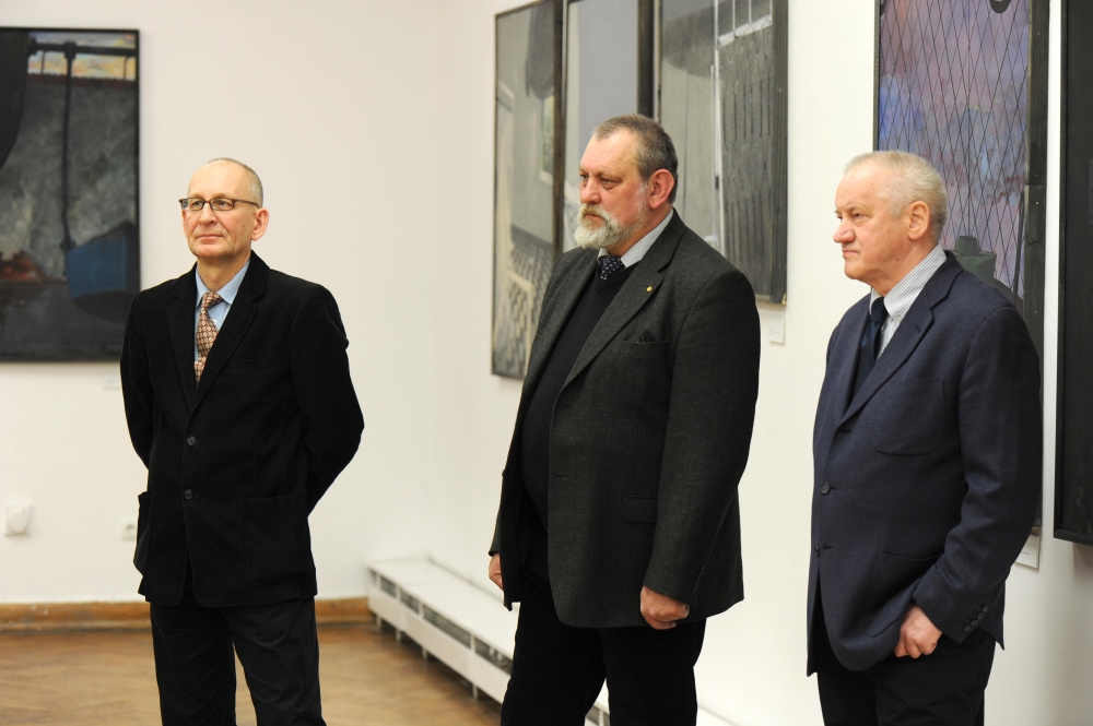 R. Oarmus, S. Sobolewski, J. Brukwicki, kurator wystawy Trzy dekady