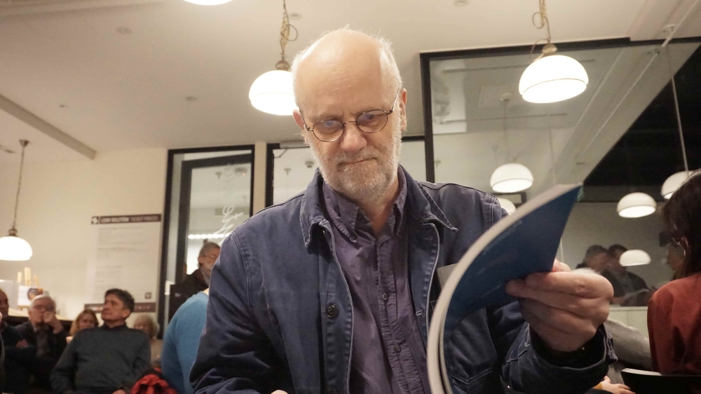 Z. Bielawka przegląda wydanie Teraźniejsze i ponadczasowe...