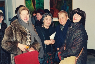 W centrum m.in. Wiesława Wierzchowska i Elżbieta Dzikowska, w głębi Mama autora