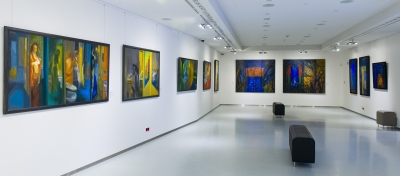 po lewej obraz z cyklu Rytuały codzienności, w głębi Katedry