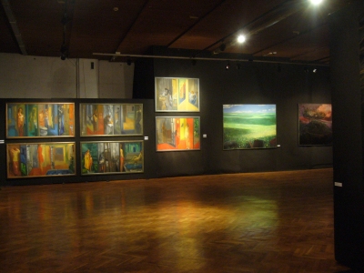 Od lewej Oramus, obrazy z cykl Rytuały codzienności, na ostatnim planie Sobolewski