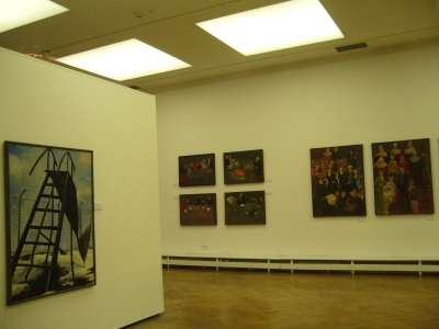 Pierwszy plan po lewej obraz Sobolewskiego, w głębi prace Oramusa ( lata 80.)