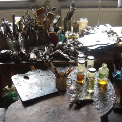 Malarskie utensylia, mikstury i media, zapachy i barwy....